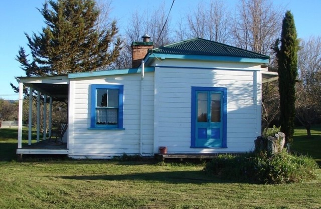 Quaint character cottage on working farmlet, Running Sheep & Beef.