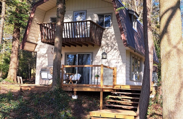 Quaint cottage, walking distance to beach.