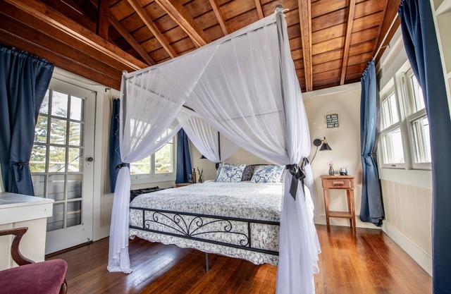 Quaint cottage with nature, redwoods, Pacific ocean & bay view