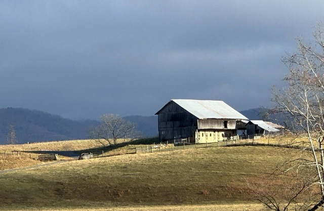 Quaint Country Cottage, Mountain Views, VT/Radford/VA Families Haven!