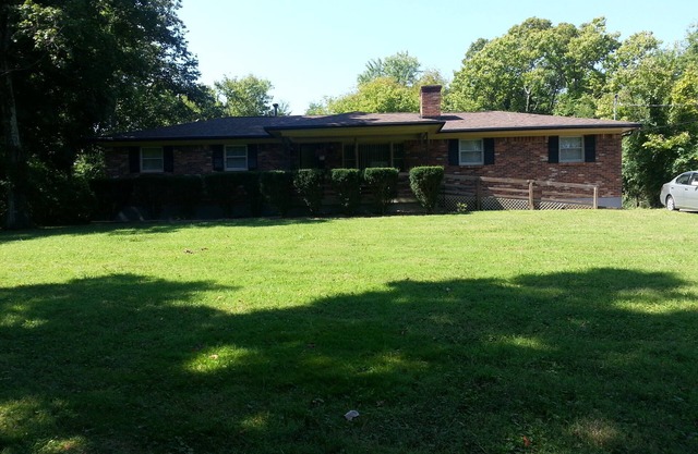 Quaint & Cozy 4 Bedroom/with attached garage