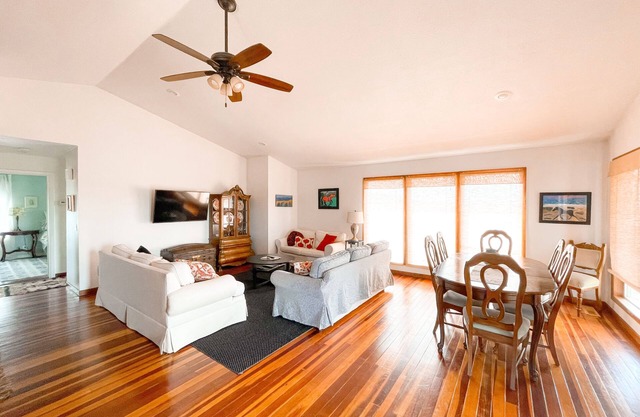 Quaint farmhouse with spectacular views - large deck & fire pit