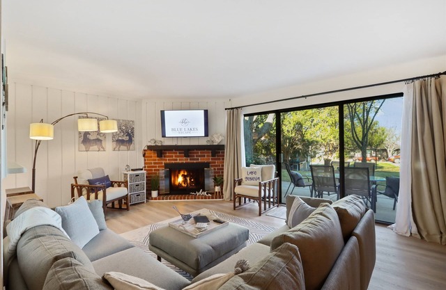 Quaint Lake Geneva Condo | Fireplace | WiFi