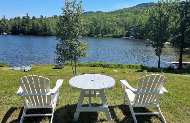 Quaint lakefront; firepit, boat, kayaks, paddleboard, grill, laundry, hammock