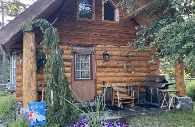 Quaint Log Cabin with River View. 7 miles to the entrance of West Glacier