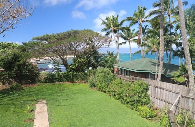 Quaint Paia Beach House with Ocean Views! Cold AC! Walk to town/beach!