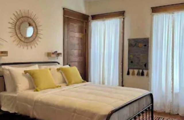 Quaint Pet Friendly 2 Bed Apartment Downtown