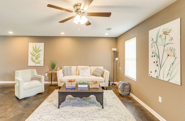 Quaint Pocahontas Townhome, Central Location!