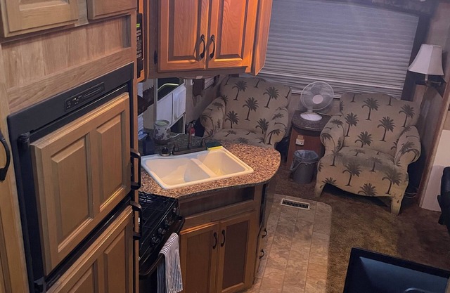 Quaint remote tiny home steps from Downtown New Port Richey!