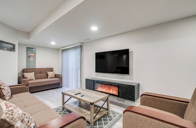 Quaint Stafford Apartment w/Electric Fireplace!