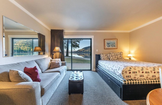 Quaint Studio w/Lake View #146 at Donner Lake Village