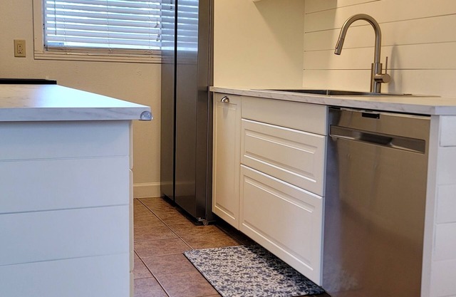 Quaint updated cottage in Crystal Beach near Pinellas Trail