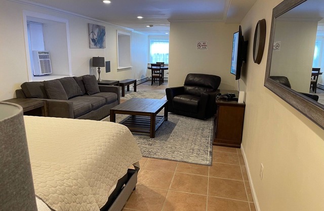 Quality Cribs 11-20 Spacious Basement Studio