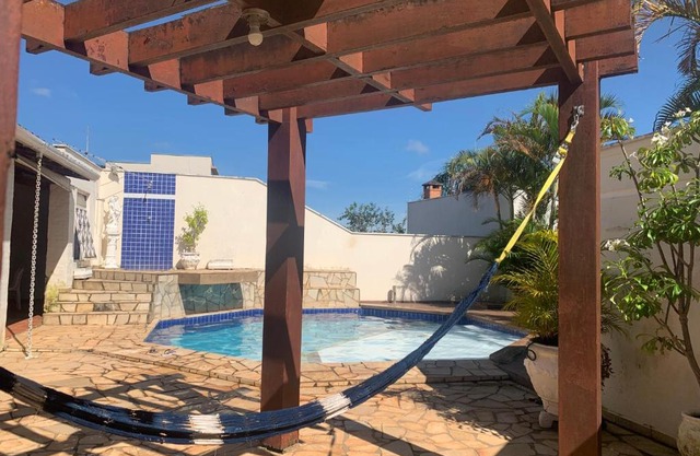 Quarto em casa c/piscina