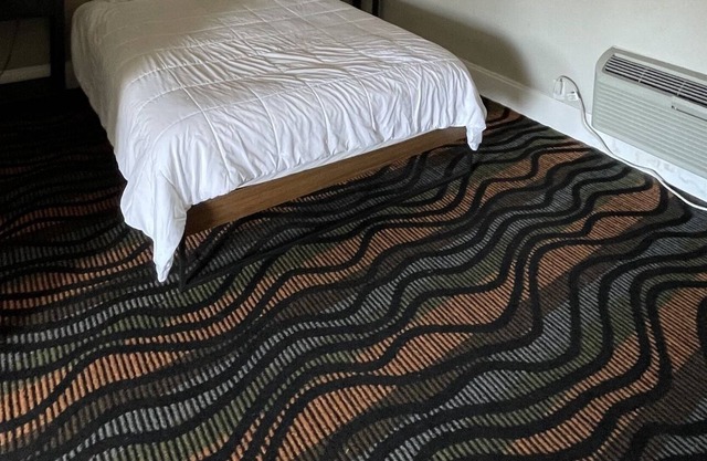 Queen Room - 1 Queen Bed