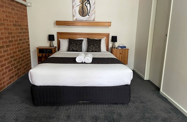 QUEEN ROOM