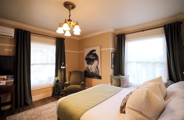 Queen Suite | Hot Tub | Downtown Ashland | Tesla Station