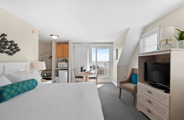 Queen Suite w/Deck & Stunning 3rd Floor Ocean Views