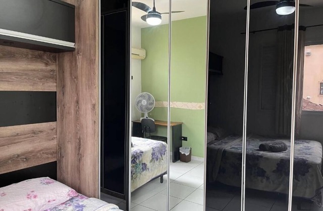 Queen suite with WiFi near the beach with access to shared kitchen