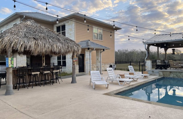 Quiet 2 Bedroom Guest Suite with backyard oasis.