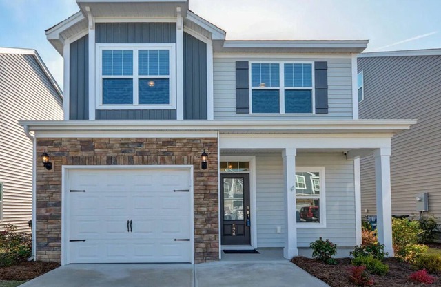 Quiet 2 Bedroom Home minutes to Downtown and Airport (Pet Friendly)