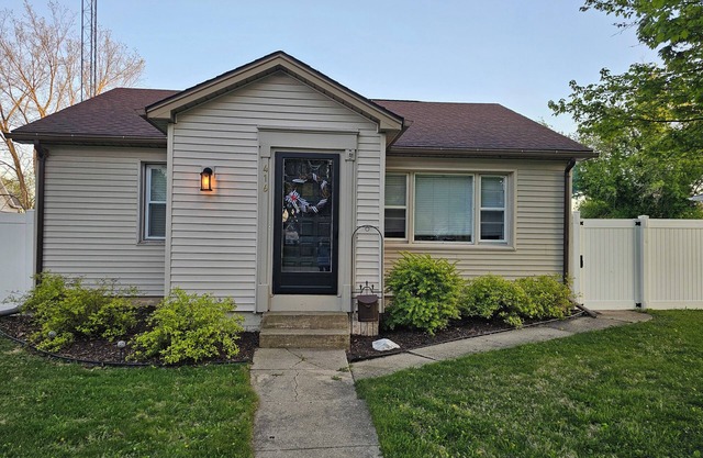 Quiet 2bd 1ba ranch with off street parkingWalking distance to downtown/beach.