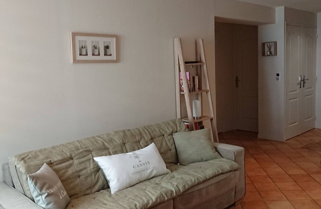 Quiet, air-conditioned apartment for 4 in city center