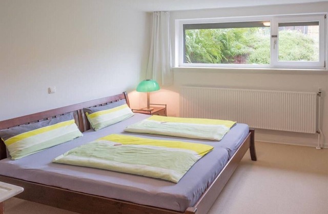 Quiet and close to the center, garden area, free parking, bus connection, WiFi