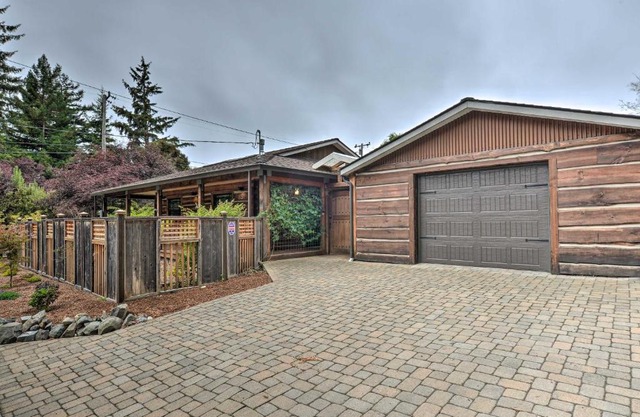 Quiet and Cozy Eureka Home Near Sequoia Park and Zoo!