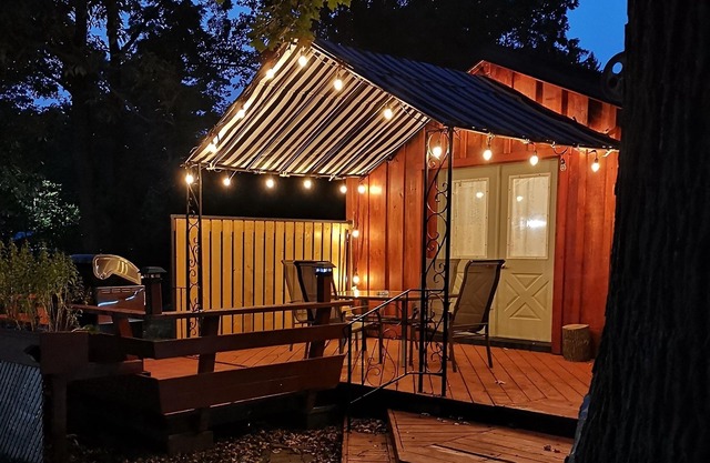 Quiet cabin 12 minutes from Crystal Beach - enjoy the beach, not the crowds!