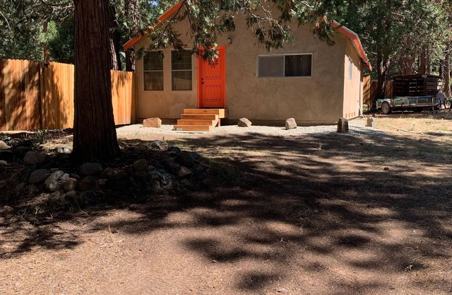 Quiet Cabin Retreat Nesteld in the Trees - 10 miles from Graeagle