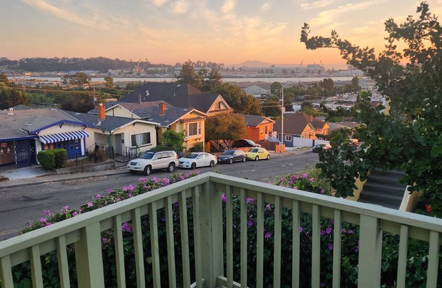 Quiet, centrally located 2 BR house just minutes from Napa, SF, Bay, and more!