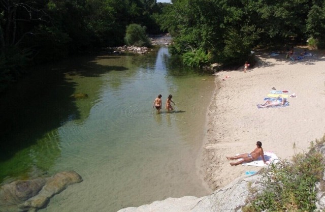 Quiet, cool location 2 minutes from the river, 25 minutes from the beaches and Ajaccio. Linen and parking OK