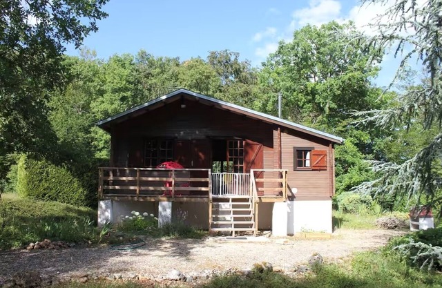 Quiet cottage: The whisper of the forest