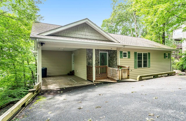Quiet cottage with deck & grill + resort pool, on-site golf, & tennis courts