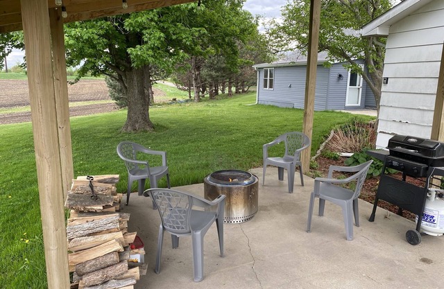 Quiet Country Cottage 5 Minutes from Town!