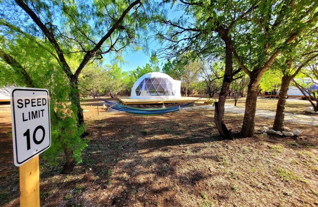 🏕Quiet Country Getaway 45 minutes to River Walk, Keurig, Hiking, Peddle Boat