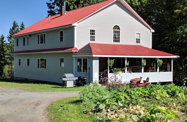 Quiet Country Getaway: 2-BR Apt plus individual rooms at Fellowship Farm