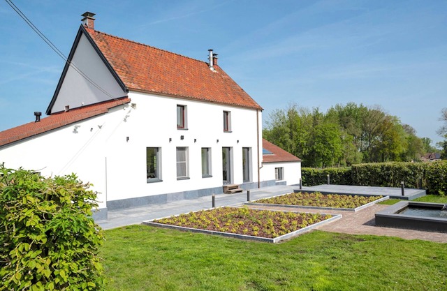 Quiet country house with a meadow