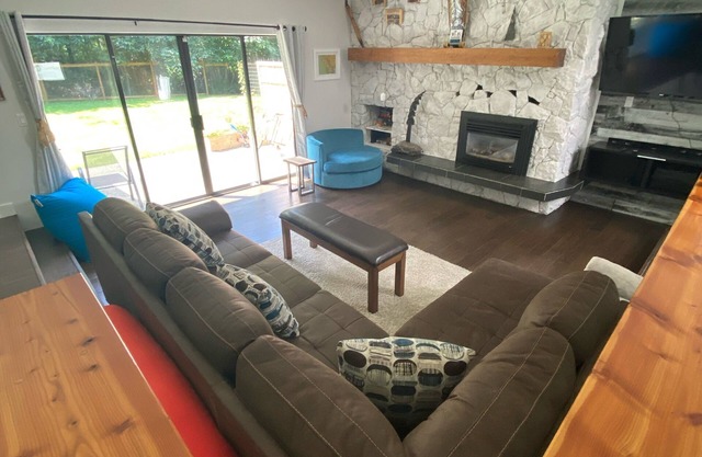 Quiet, Cozy 3 bedroom, 2 bathroom home.