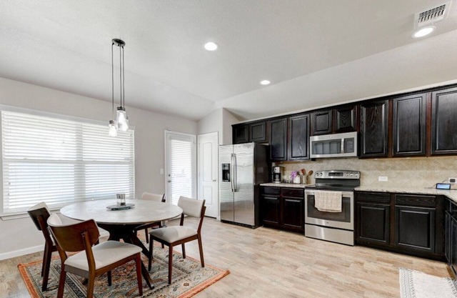 Quiet E Austin Home-Low Fees, Dog Friendly