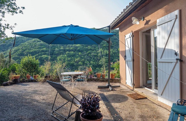Quiet gîte overlooking nature 15 minutes from Lac du Salagou