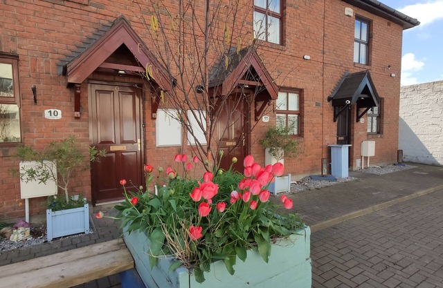 Quiet gated City Townhouse, with walking distance to all attractions.