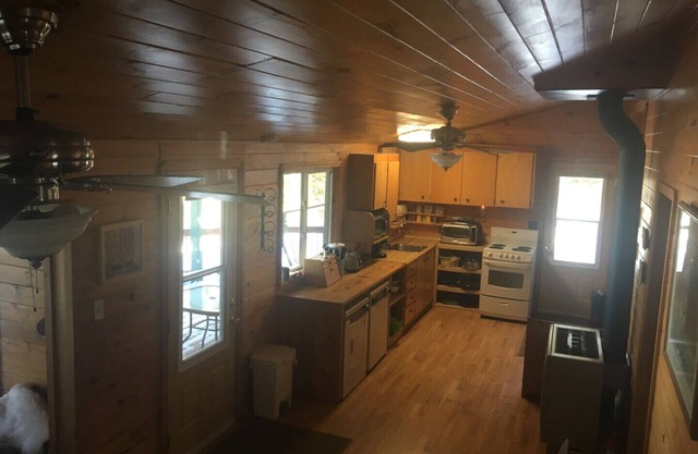 Quiet Getaway- Waterfront cottage