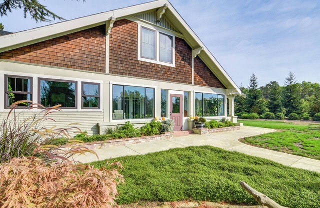 Quiet Home Near Sacramento River: Deck & Fire Pit