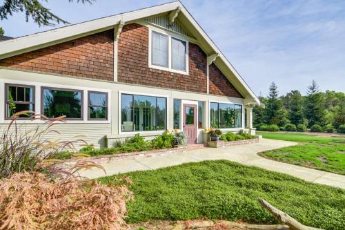 Quiet Home Near Sacramento River Deck and Fire Pit