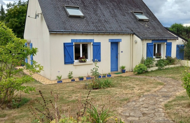 Quiet house near Blavet river.Not far from town(5mn to Baud, beaches 30 mn)
