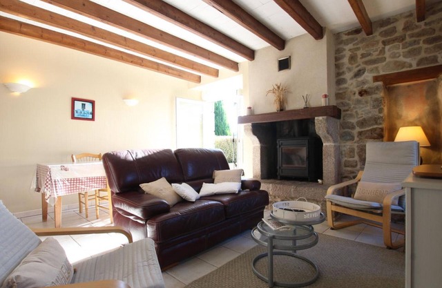 Quiet house near the sea in Réville, pets allowed