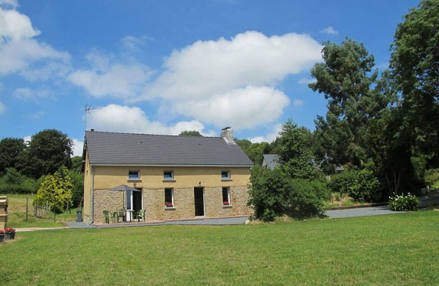 Quiet house with garden and parking near Lessay