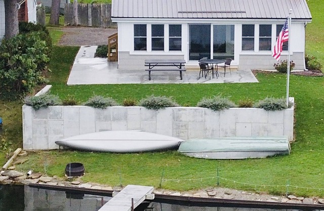 Quiet Lakefront property on Cassadaga Lake WiFi & 2 car parking.